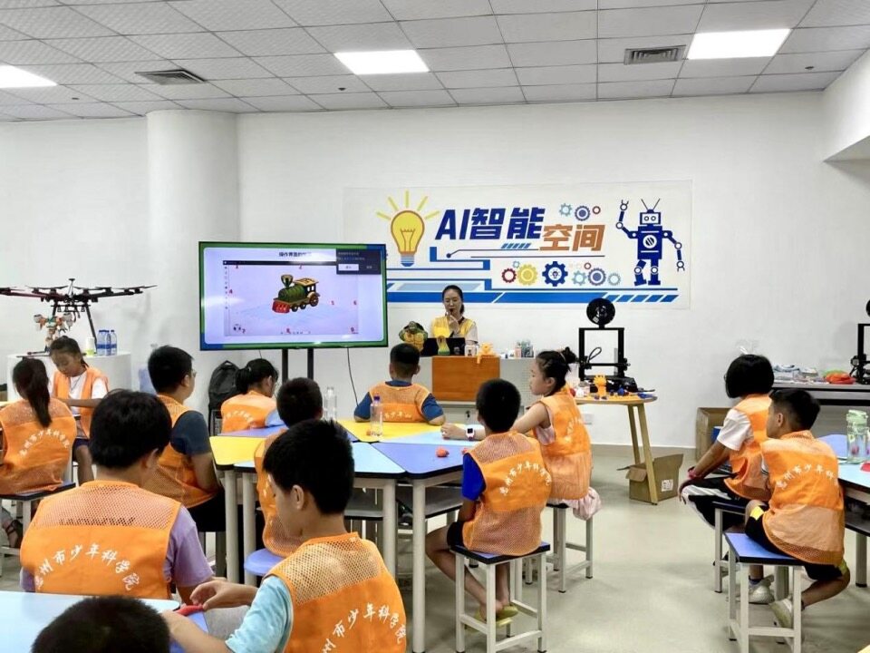 惠州市少年科学院总院组织开展公益科普课堂,吸引了近80名青少年积极参与。 惠州市少年科学院总院组织开展公益科普课堂,吸引了近80名青少年积极参与。