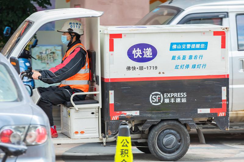 临近春节,不少市民选择就地过年,寄收快递的需求比较高,顺丰速运澜石网点共安排了6组人员值班,雪年枢报名了值班,正驾驶快递车在碧桂园城市花园等小区收派件。/佛山日报记者王澍摄
