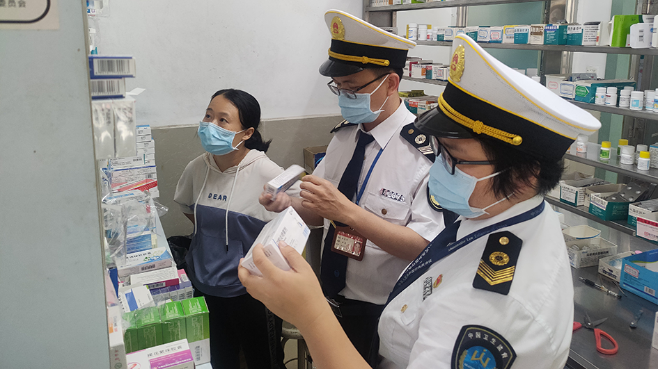 高明区卫生监督所执法人员在一诊所内进行检查。资料图.png