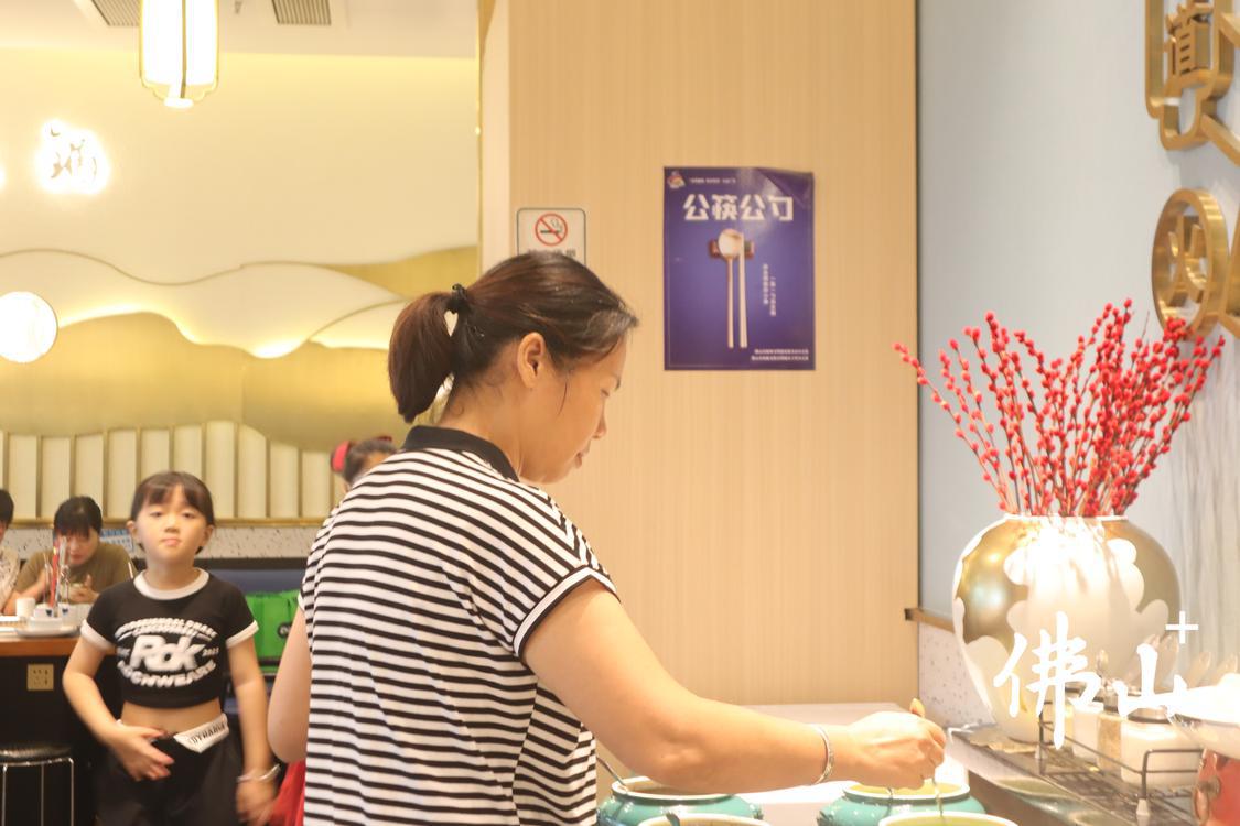 万达广场内的餐饮店均在醒目位置张贴“公筷公勺”“光盘行动”等文明海报。.JPG