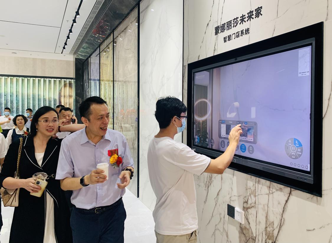 一位“Z世代”消费者正在位于佛山新城保利中心的佛山蒙娜丽莎智能家居中心操作智慧门店系统体验蒙娜丽莎未来家的魅力。.jpg