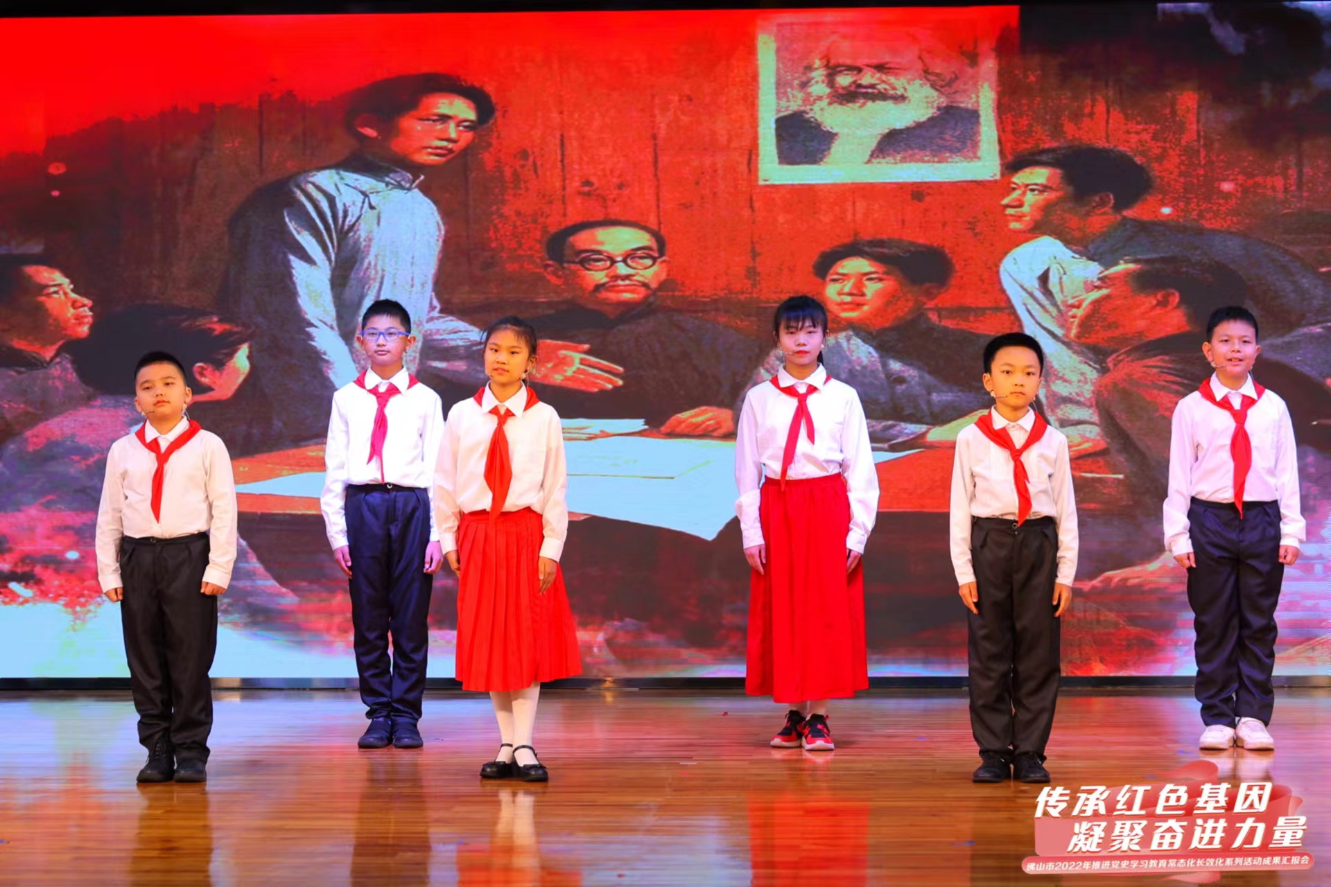 活动现场,佛山青少年学习带来精彩的红色文艺演出。.jpg