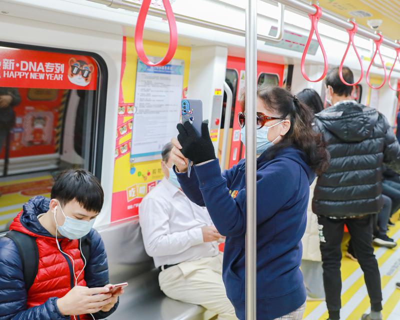 市民用手机拍摄车厢场景。/佛山日报记者周春摄