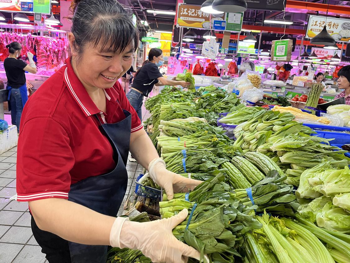 受强降水影响,绿叶菜价格有所上涨。.jpg