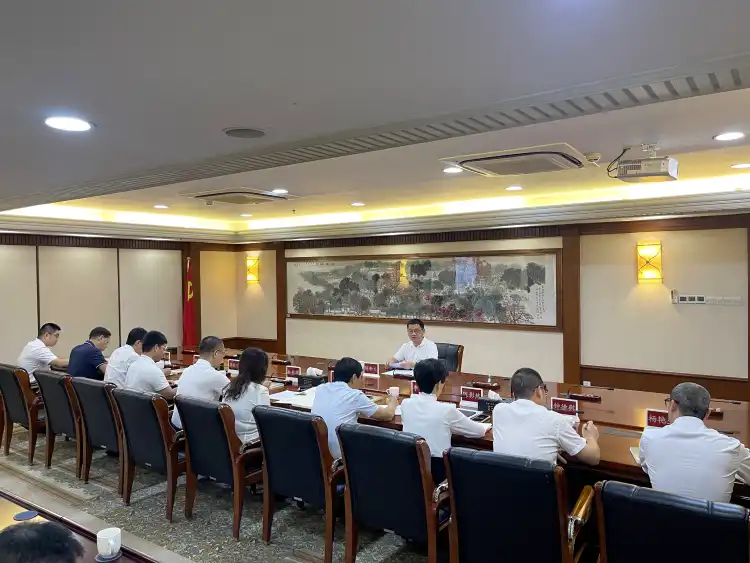 梁新平时评丨产业界亦应凝聚起“摆脱贫困”的强大共识——从陈新文向赴任干部赠书说起