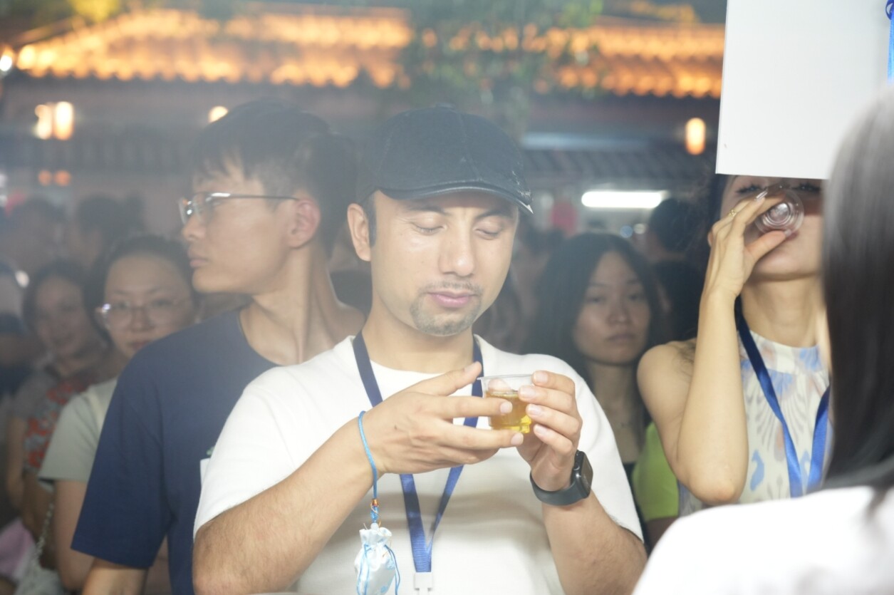 全国顶流大V体验惠州“健康夜市”。 全国顶流大V体验惠州“健康夜市”。