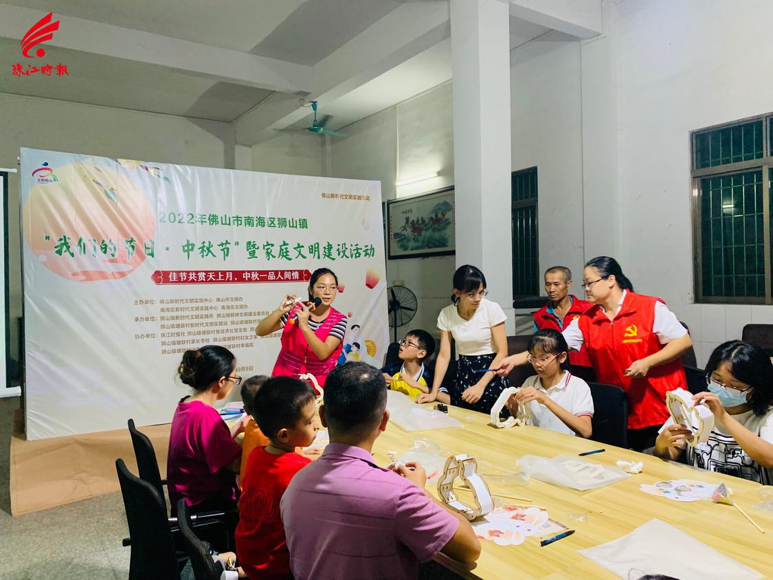 老师演示灯笼制作流程.jpg