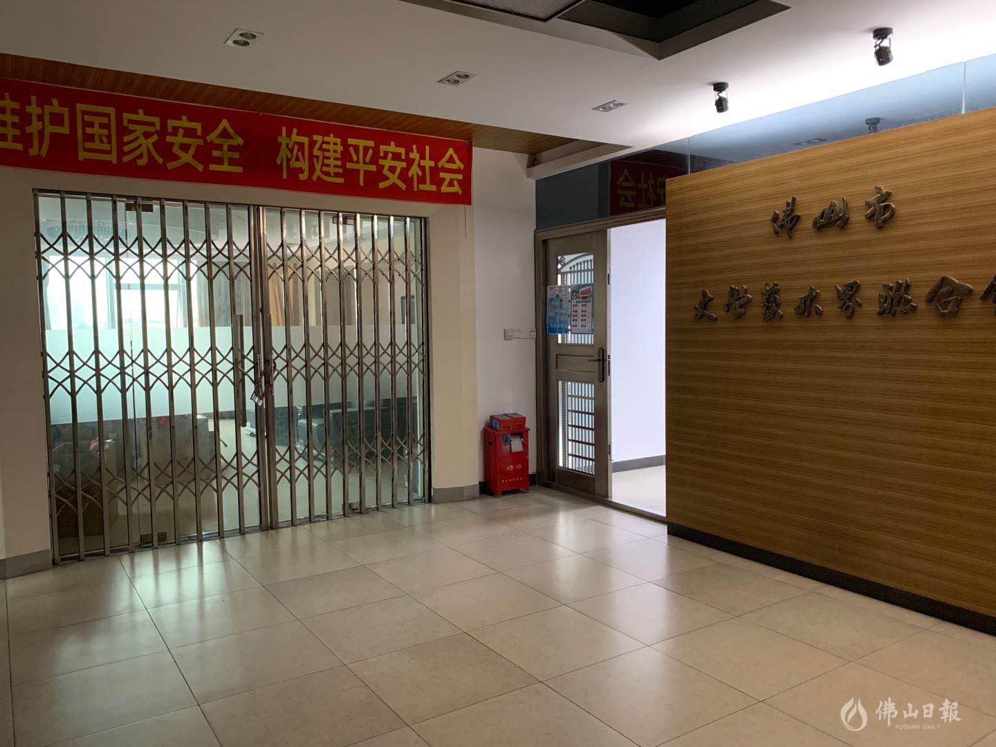 市文联在大堂悬挂总体国家安全观宣传标语。