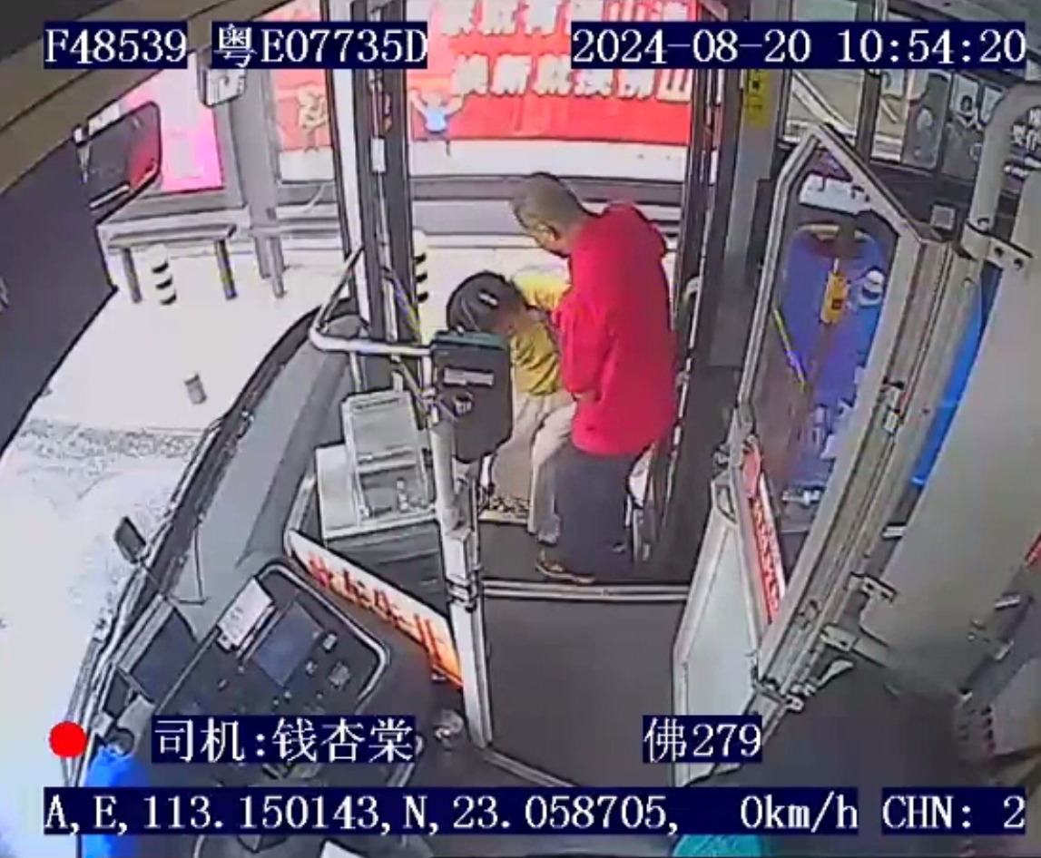 20240820,279线,钱杏棠,帮扶残疾女士上下车.jpg