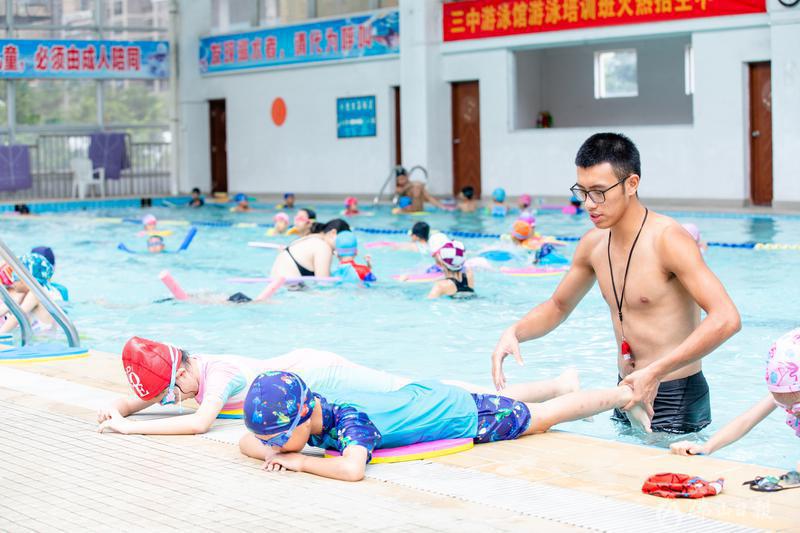 在禅城三中游泳馆内教练在教学。/佛山日报记者符诗贺摄