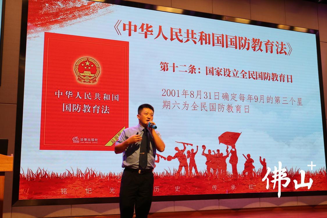 马程龙进行国防教育宣传。通讯员供图.jpg