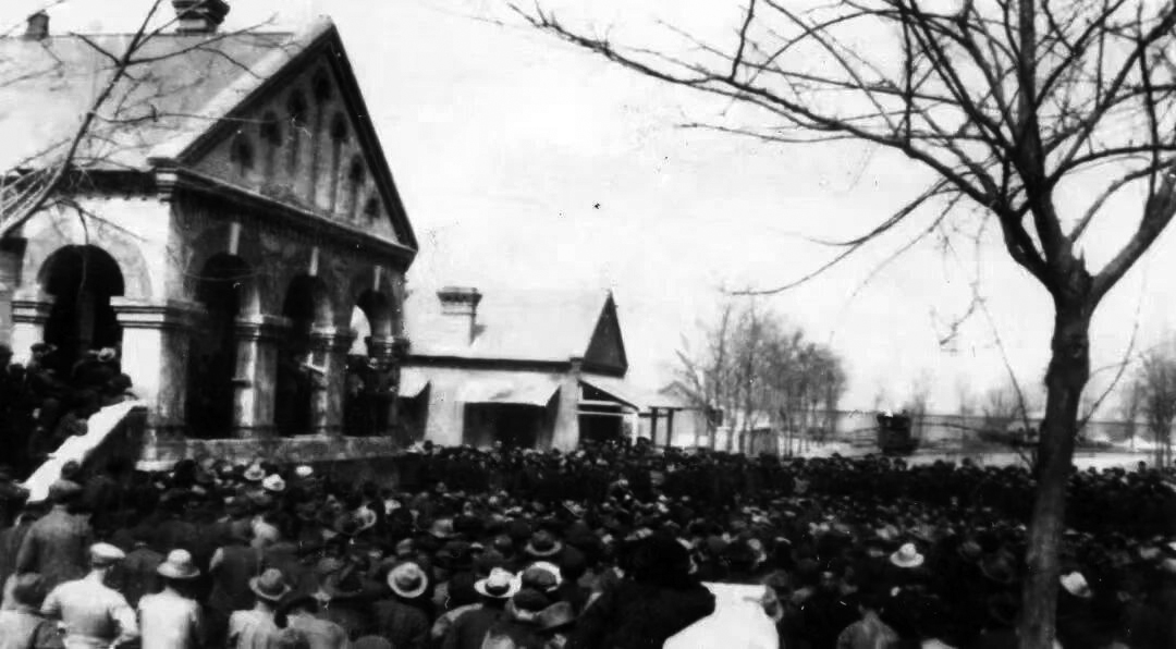 1922年,唐山制造厂工人罢工包围厂务经理办公室楼情景。.jpg
