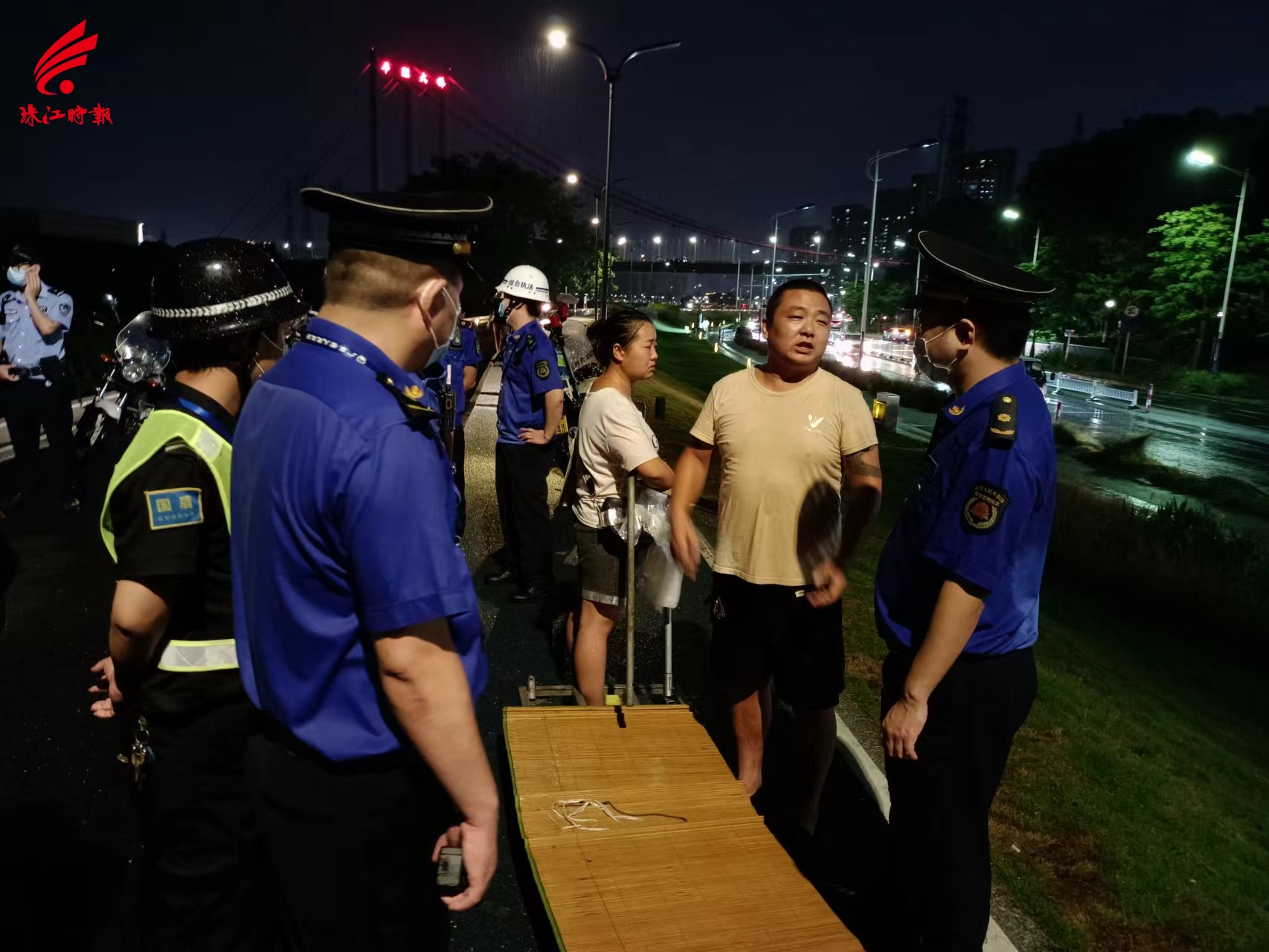 执法人员劝离流动商贩.jpg