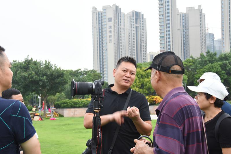 培训班导师龙翔正在为学员讲解知识点。图/实习生 黄余雄 佛山日报记者周春摄