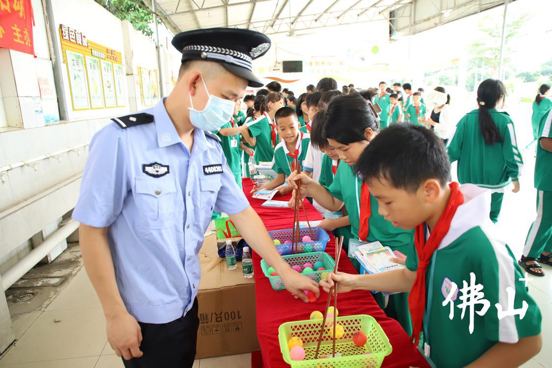 学生们正在玩禁毒普法小游戏。.jpg