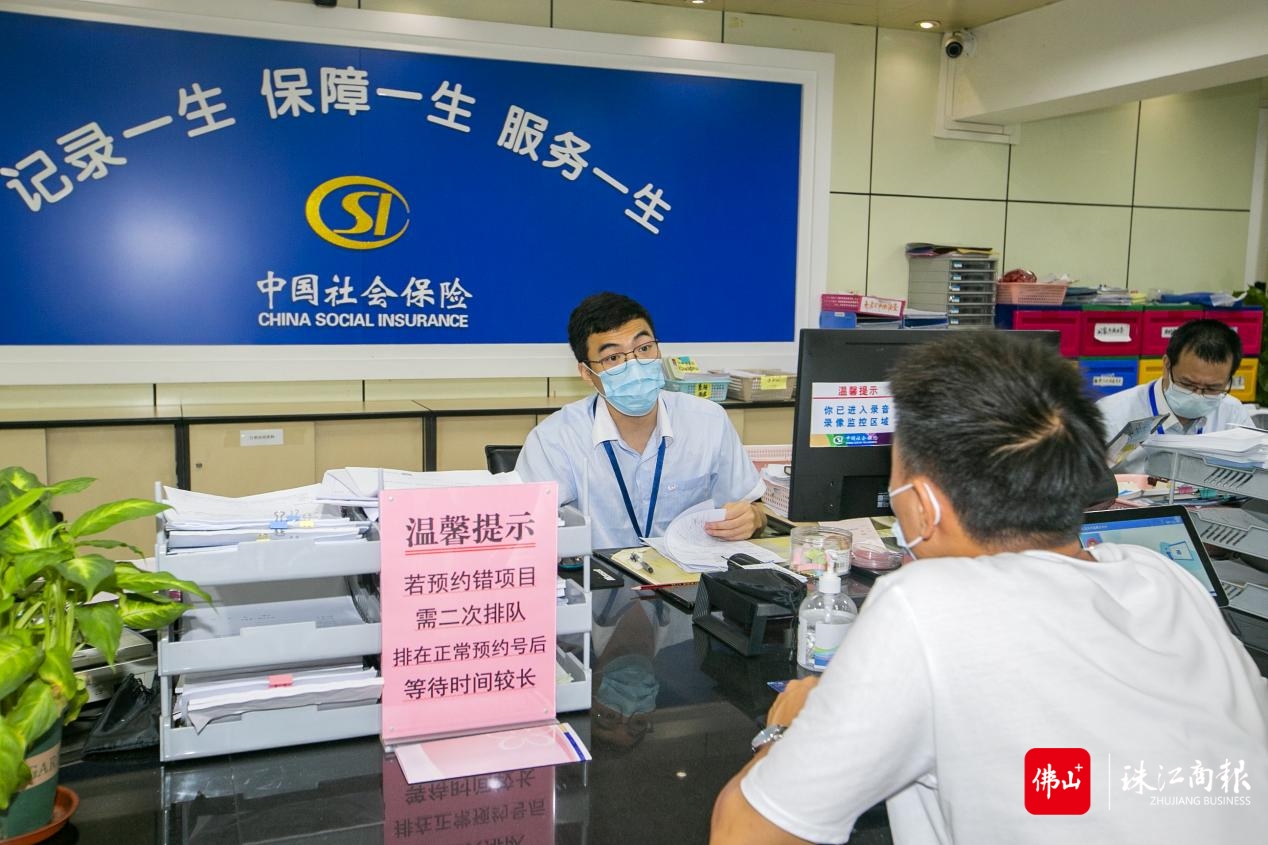 何坤亮在办事窗口服务市民。珠江商报记者朱德文摄