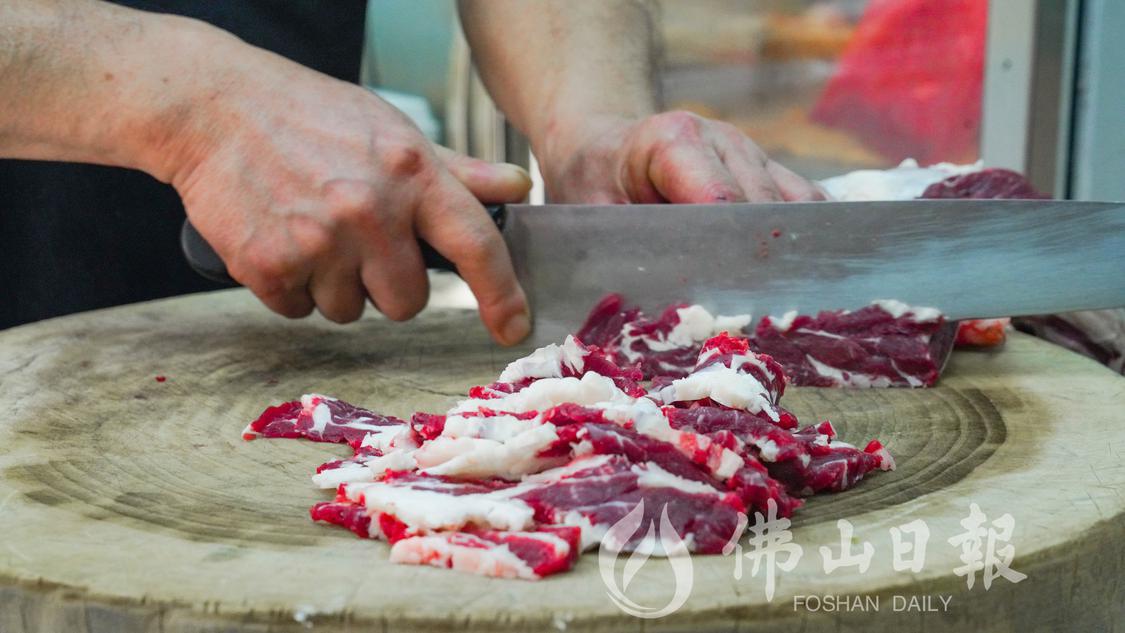 夏百浩用精湛刀工按牛肉纹路细心完成分切,(5632725)-20230727211230.jpg