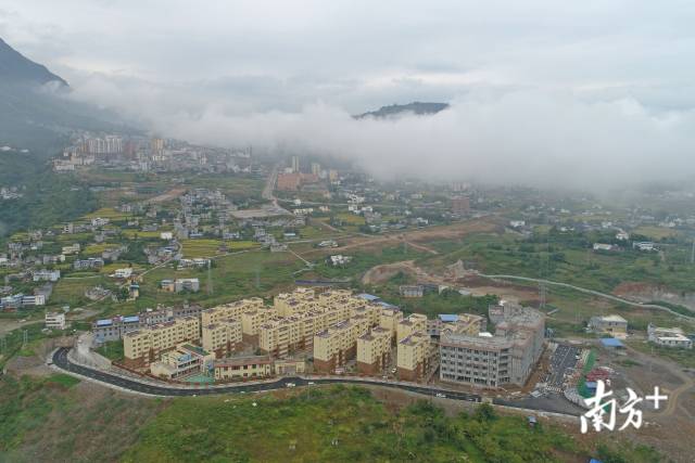 雷波县阳光新村,“佛山楼”“顺德楼”正在建设。南方日报记者 戴嘉信 摄 雷波县阳光新村,“佛山楼”“顺德楼”正在建设。南方日报记者 戴嘉信 摄