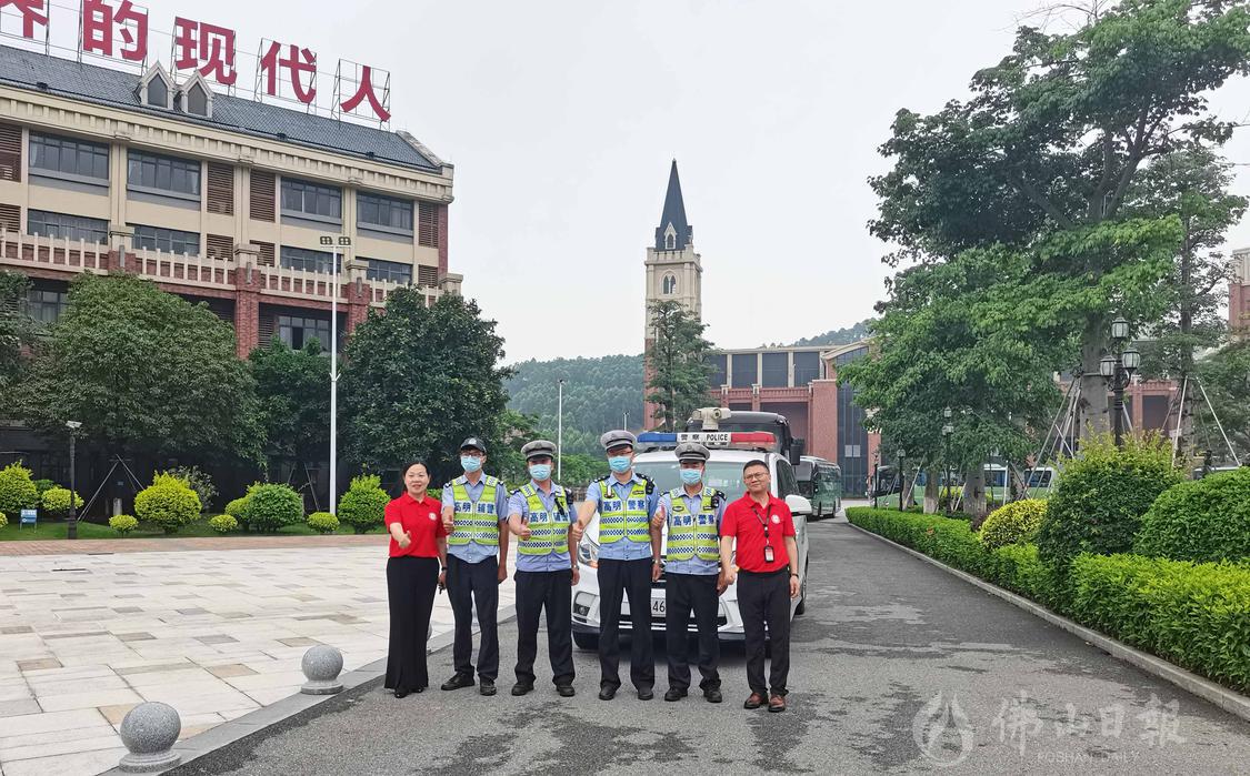 6月7日,高明公安民警前往佛山市惟德外国语实验学校,为参加高考的学子们护航高考。佛山日报记者罗婉琼摄2.jpg