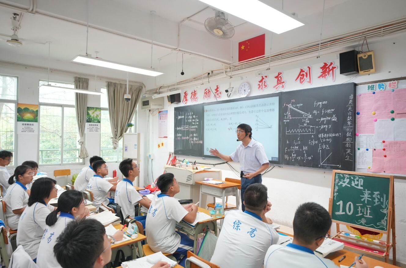 多部门将在全市范围内对终身班主任教师给予“礼遇优待”。 惠报全媒体记者周楠 摄 多部门将在全市范围内对终身班主任教师给予“礼遇优待”。 惠报全媒体记者周楠 摄