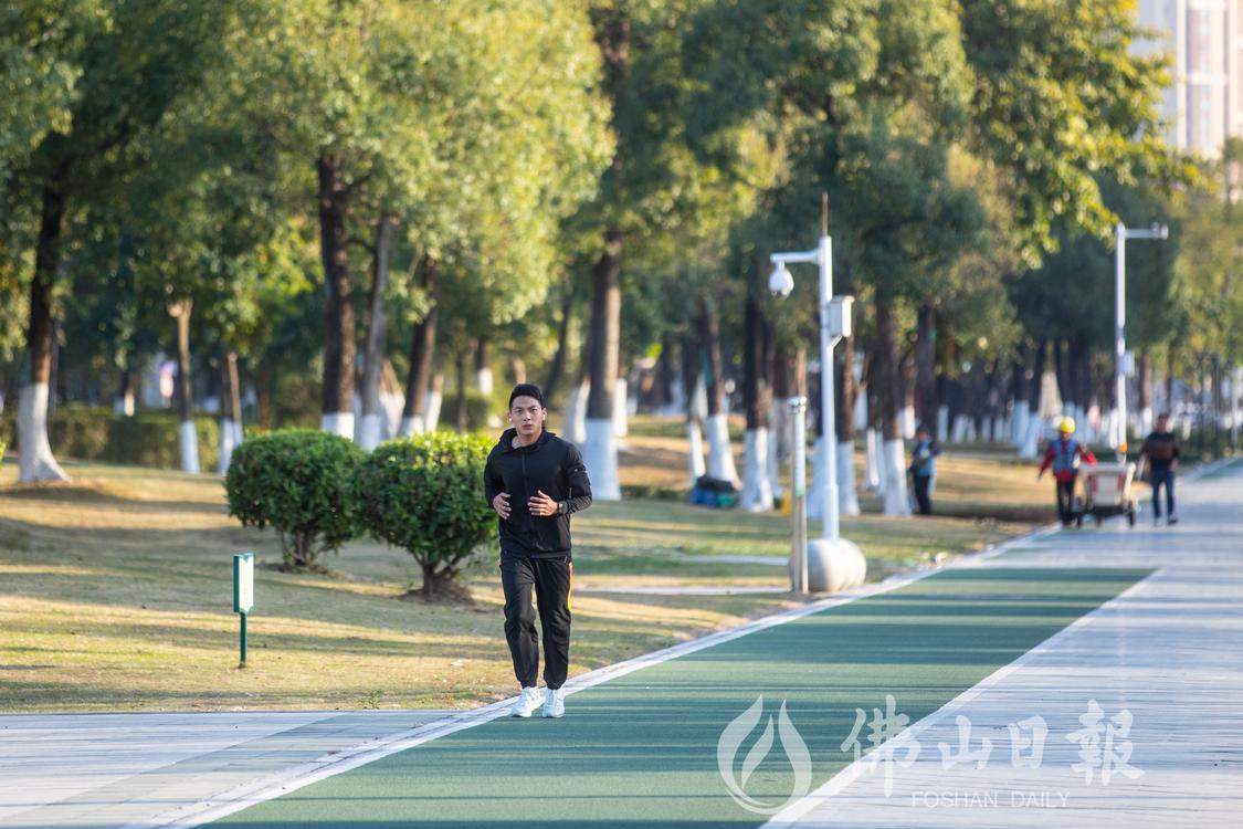 25日,气温相对回暖,市民在明湖公园跑步(7020362)-20231225201800.jpg