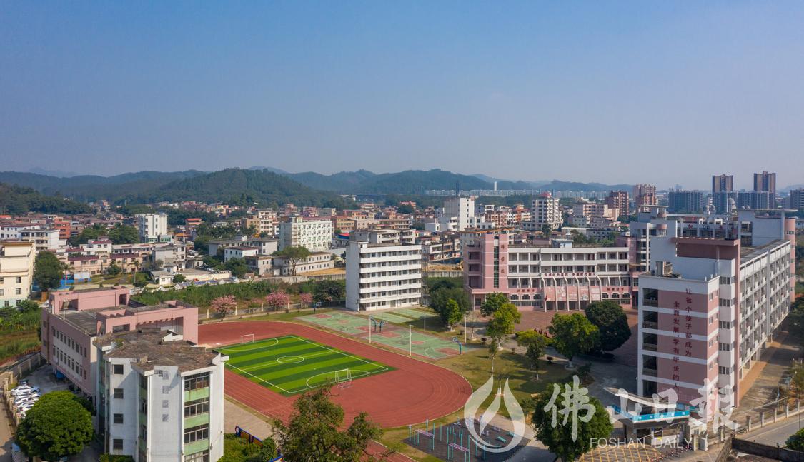 足球场经过改造后的合水小学。(6748290)-20231127165616.jpg
