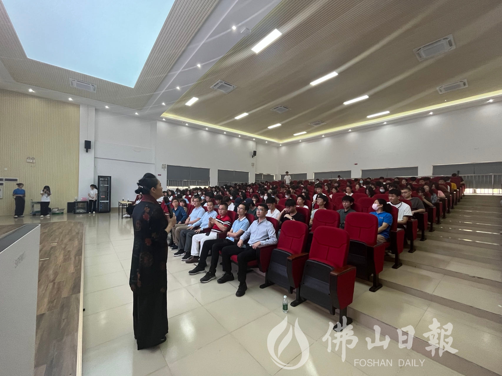 高明区2023年新时代文明实践大讲堂活动走进广东职业技术学院高明校区,邀请广东博益明德书院院长黎泊明开展讲座。佛山日报记者陈嘉懿摄.jpg