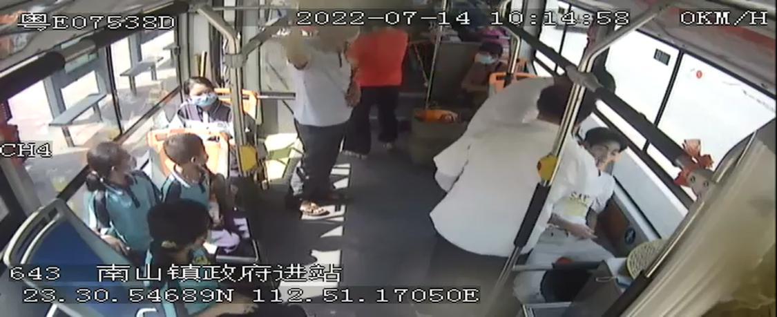 4. 徐祥国给发病少年涂擦风油精(车上监控视频截图).png