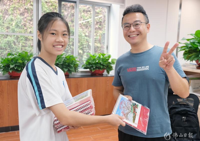 9月10日上午课间,九江中学团委学生会的学生干部将在暑假期间设计的九江中学定制台历送给老师们。祝老师们节日快乐。/佛山日报摄影俱乐部梁平摄