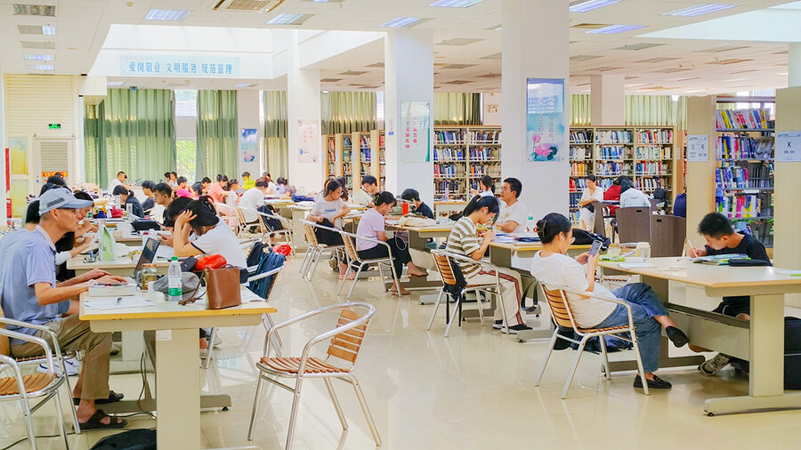市图书馆成为广大市民和青少年儿童暑期去处的人气首选和打卡旺地。 市图书馆成为广大市民和青少年儿童暑期去处的人气首选和打卡旺地。
