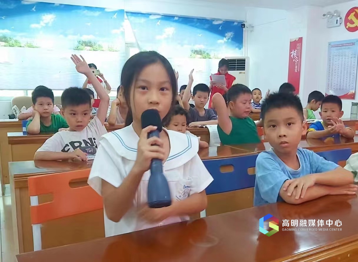 小朋友积极发言抵制校园欺凌。.jpg