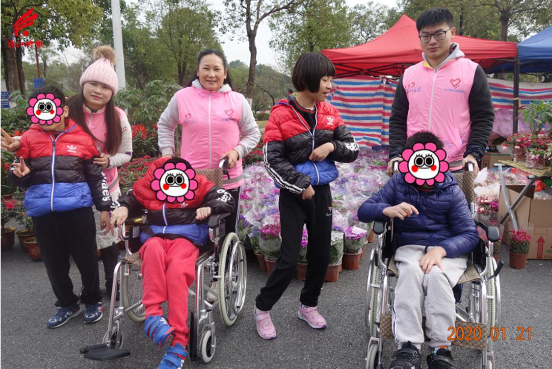 张伊婷和儿子参与志愿服务_副本.png