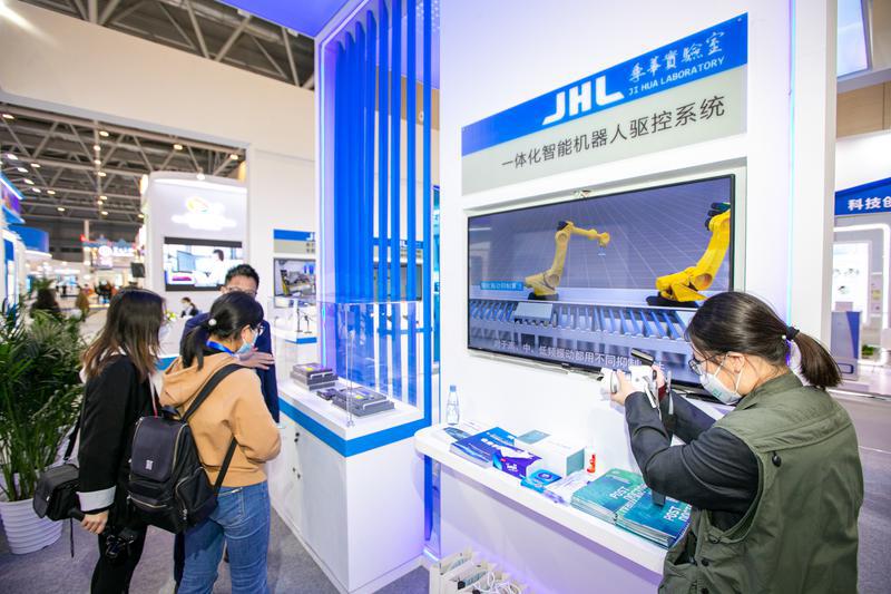 季华实验室展示的一体化智能机器人驱控系统