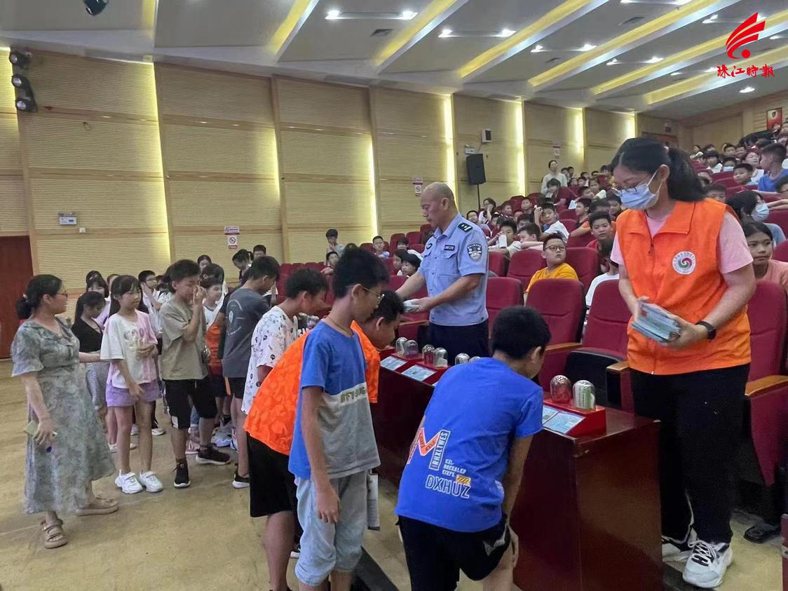 松岗派出所联合启明星工作人员到松岗中心小学进行禁毒、防诈骗、防溺水宣传活动。.jpg
