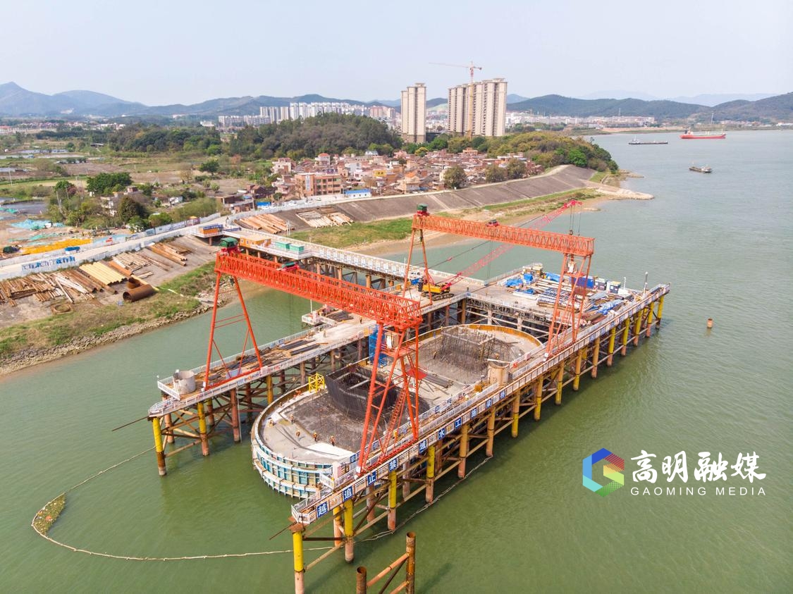 2021年2月,大桥两岸主墩目前已进入塔柱施工阶段,高明岸主墩正进行塔座施工。