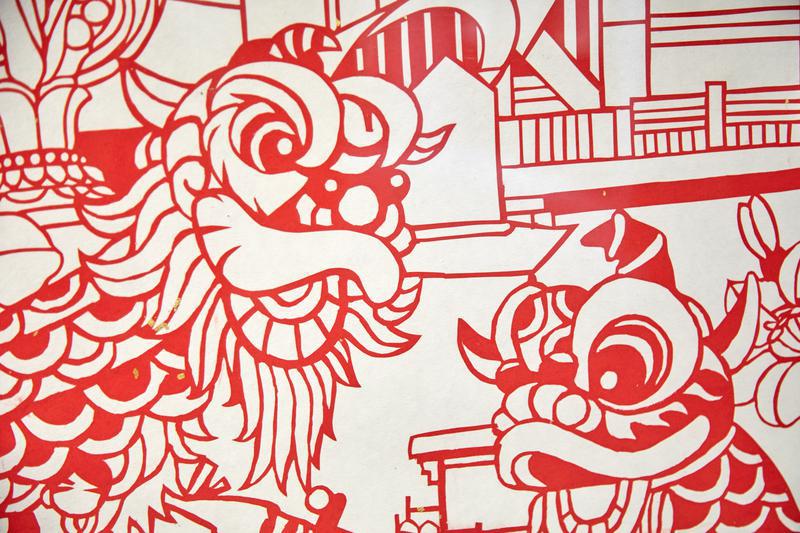 剪纸作品里的佛山醒狮元素。佛山日报记者吕润致摄