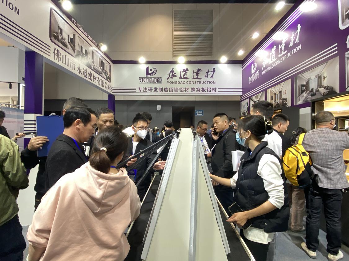 佛山市志联永道铝业有限公司展位吸引了众多客商参观产品。佛山日报记者李嘉雯摄.jpg