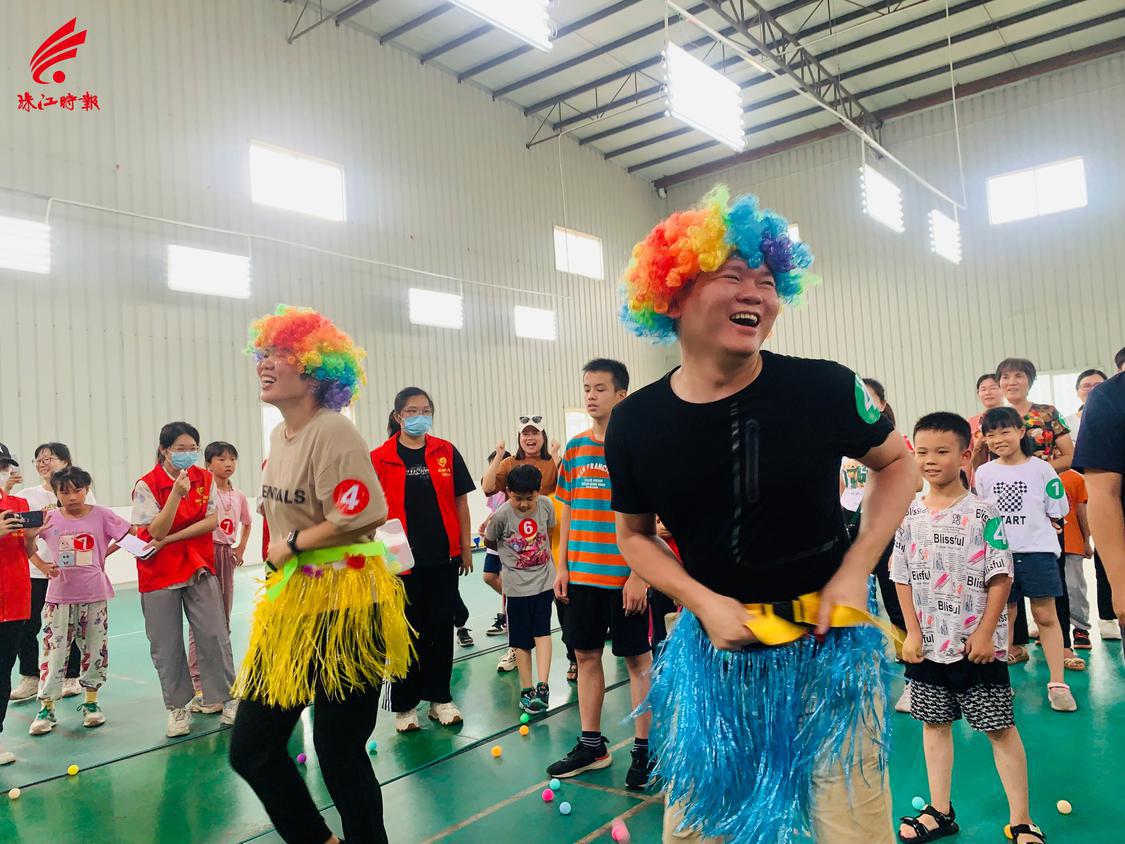 “队长热身争夺战”环节家长们上阵比拼.jpg