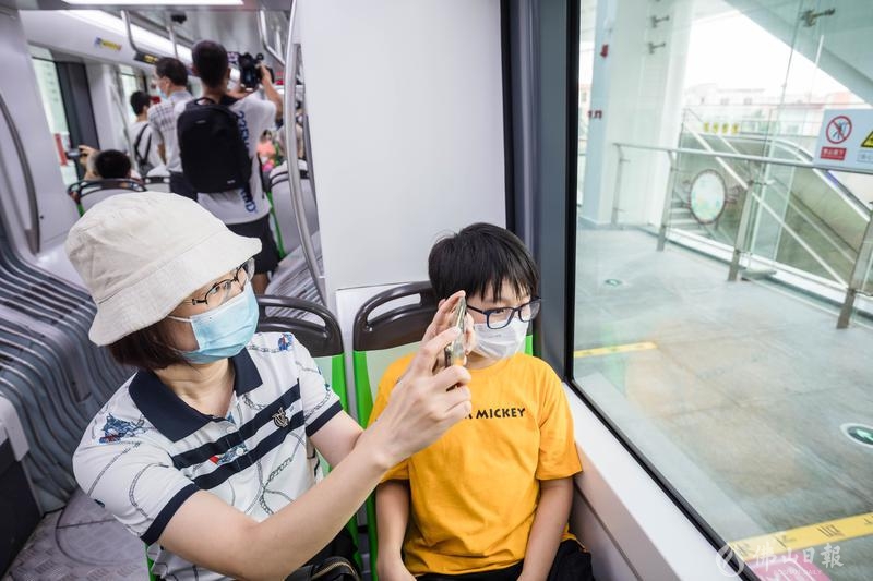 开通首日,市民争先前来体验乘坐。/佛山日报记者王伟楠 实习生黄余雄摄