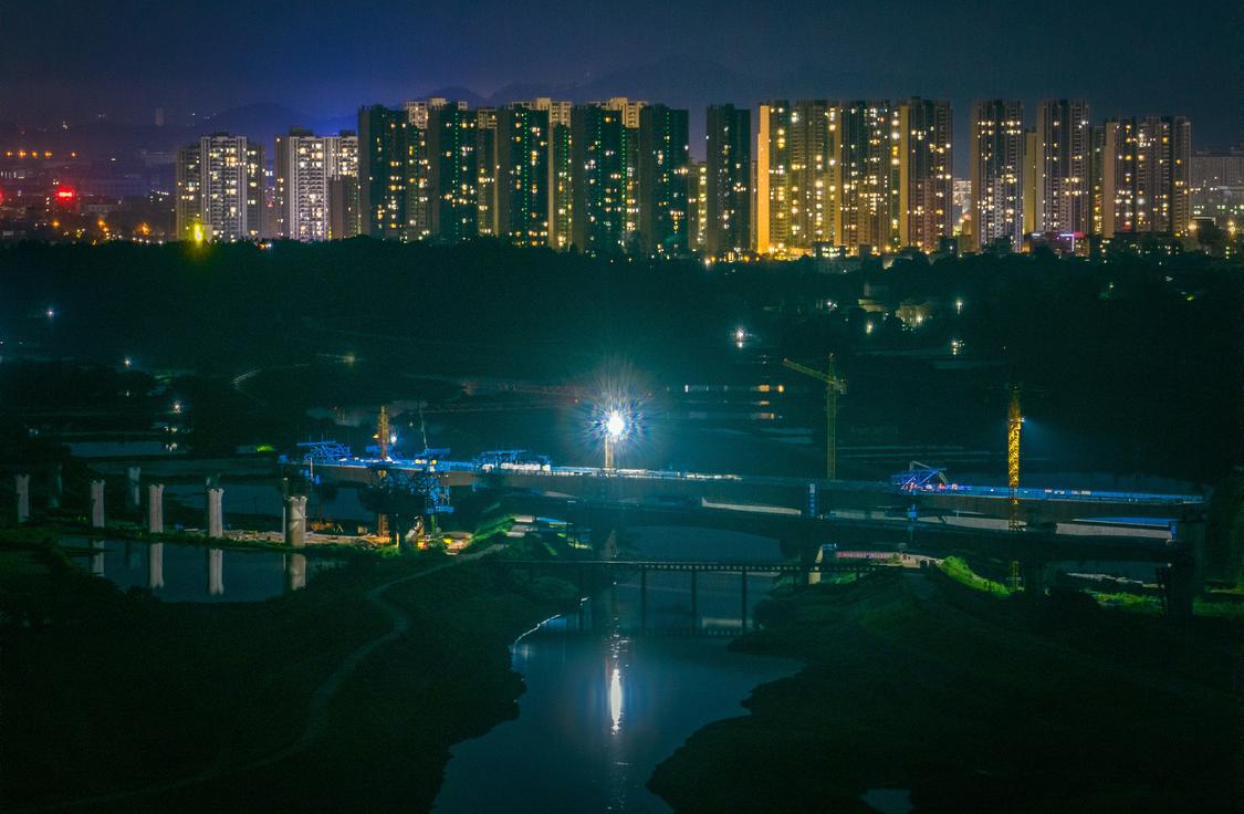 凌晨4点的高明特大桥跨杨梅河连续梁浇筑现场翟刚摄.jpg