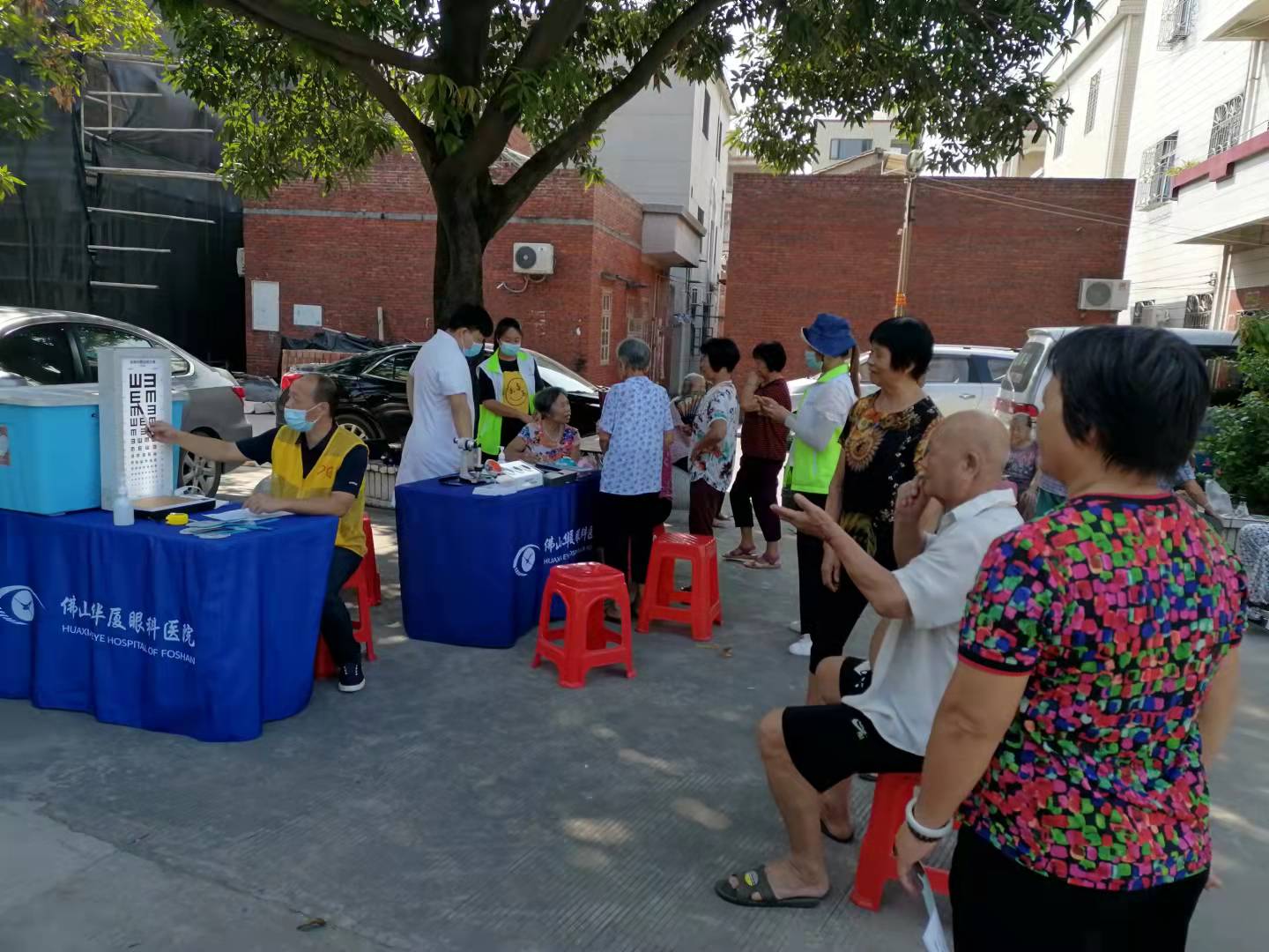 社区居民接受眼科检查。通讯员供图