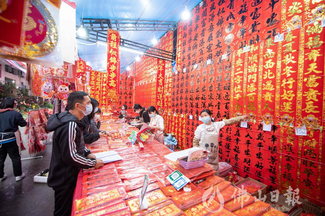 荷城市场旁,春联街吸引市民前来选购春联。(3979331)-20230112193918.jpg
