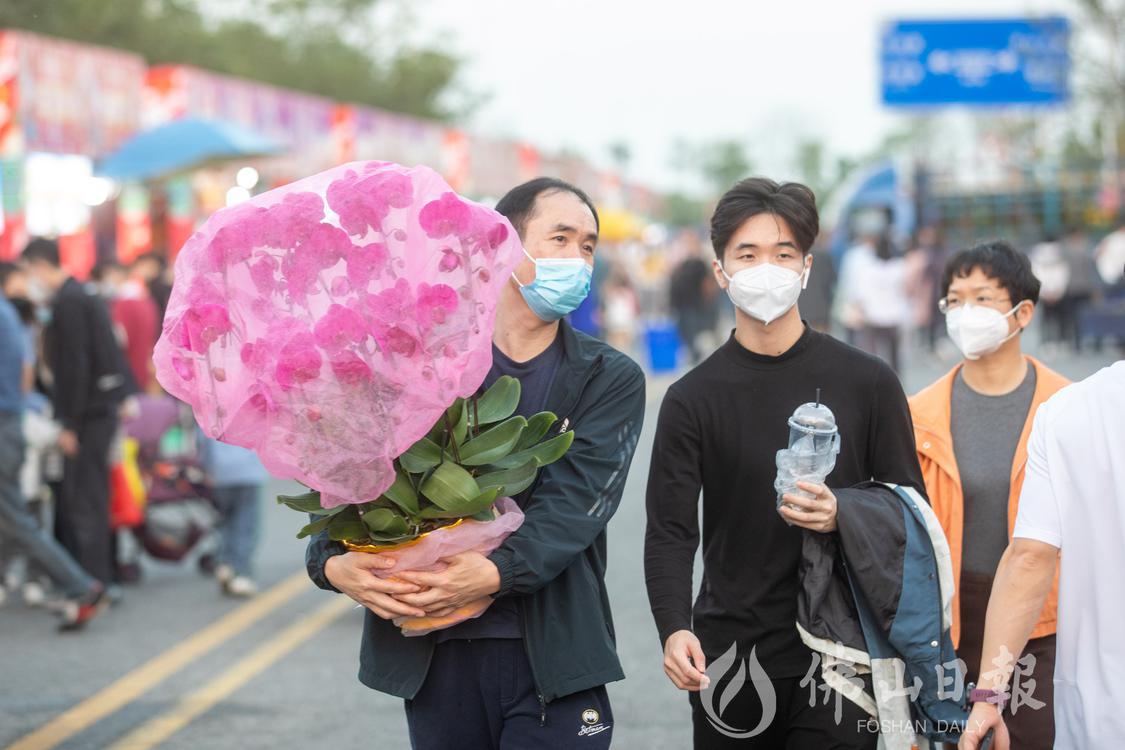 市民怀抱在高明迎春花市购买的蝴蝶兰。佛山(4009708)-20230116205354.jpg