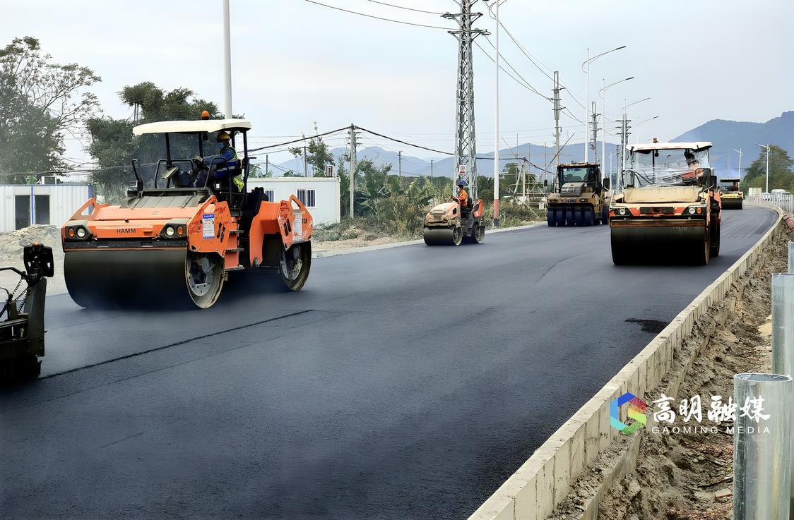 压路机正在来回碾压沥青路面.jpg