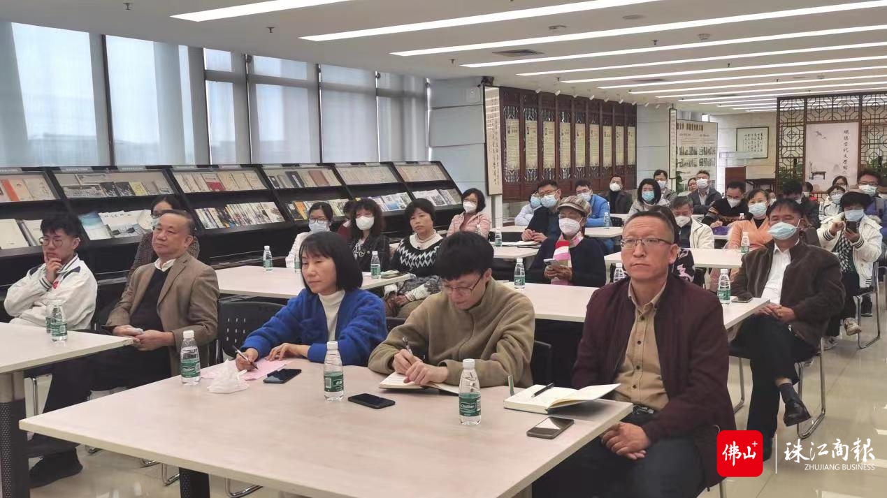 现场读者认真听讲座。.jpg