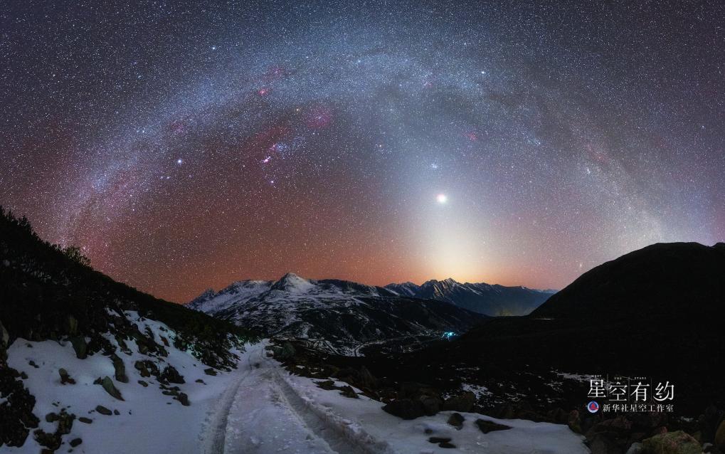 重庆星空摄影爱好者戴建峰2020年3月25日在四川康定拍摄的银河拱桥和黄道光。.jpg