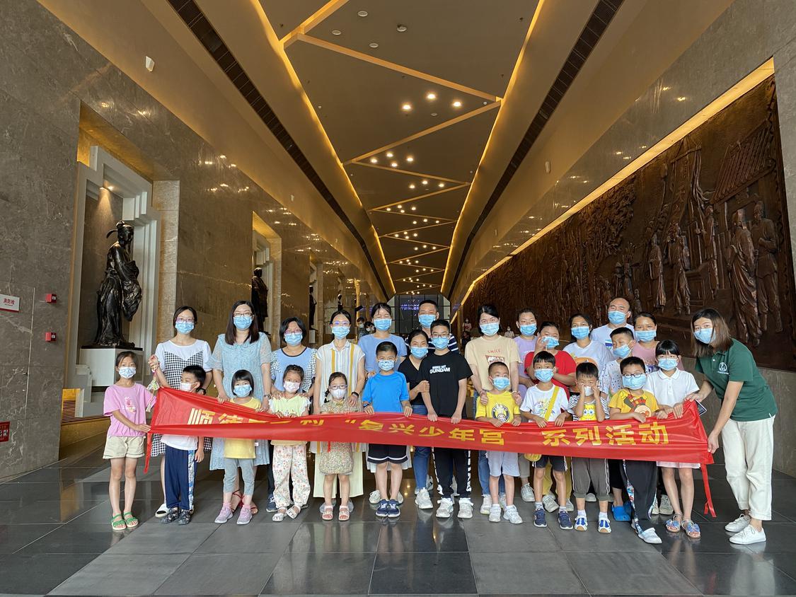 参加工坊活动的大小朋友合影留念.jpg