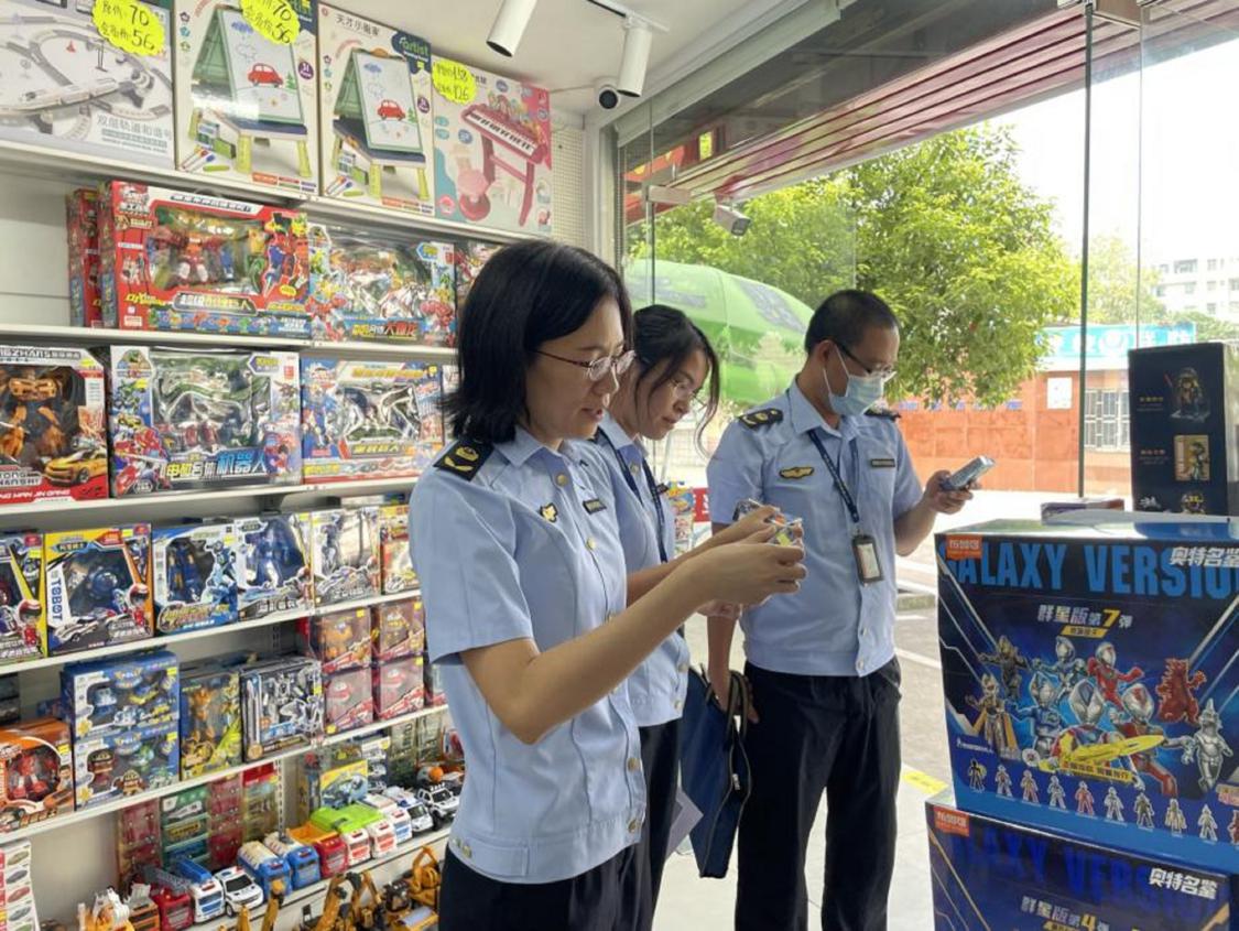 日前,区市场监管局组织工作人员对遨海书店等中小学校园周边多家盲盒经营单位开展专项检查。部门供图.png