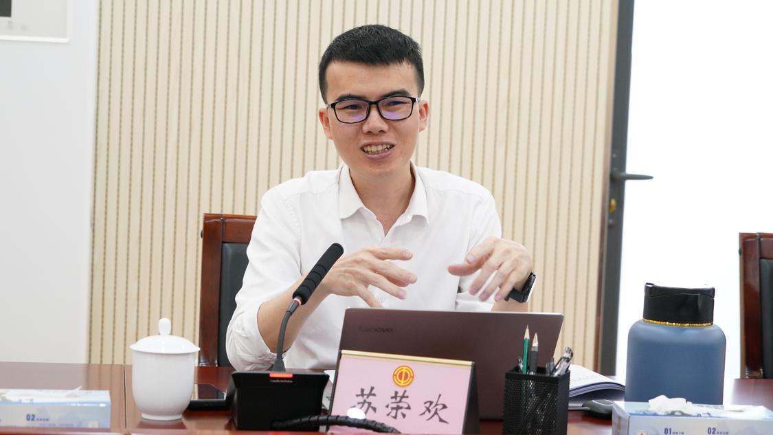 苏荣欢以《学习贯彻习近平总书记重要讲话暨全国两会精神分享》为题作分享。.jpg