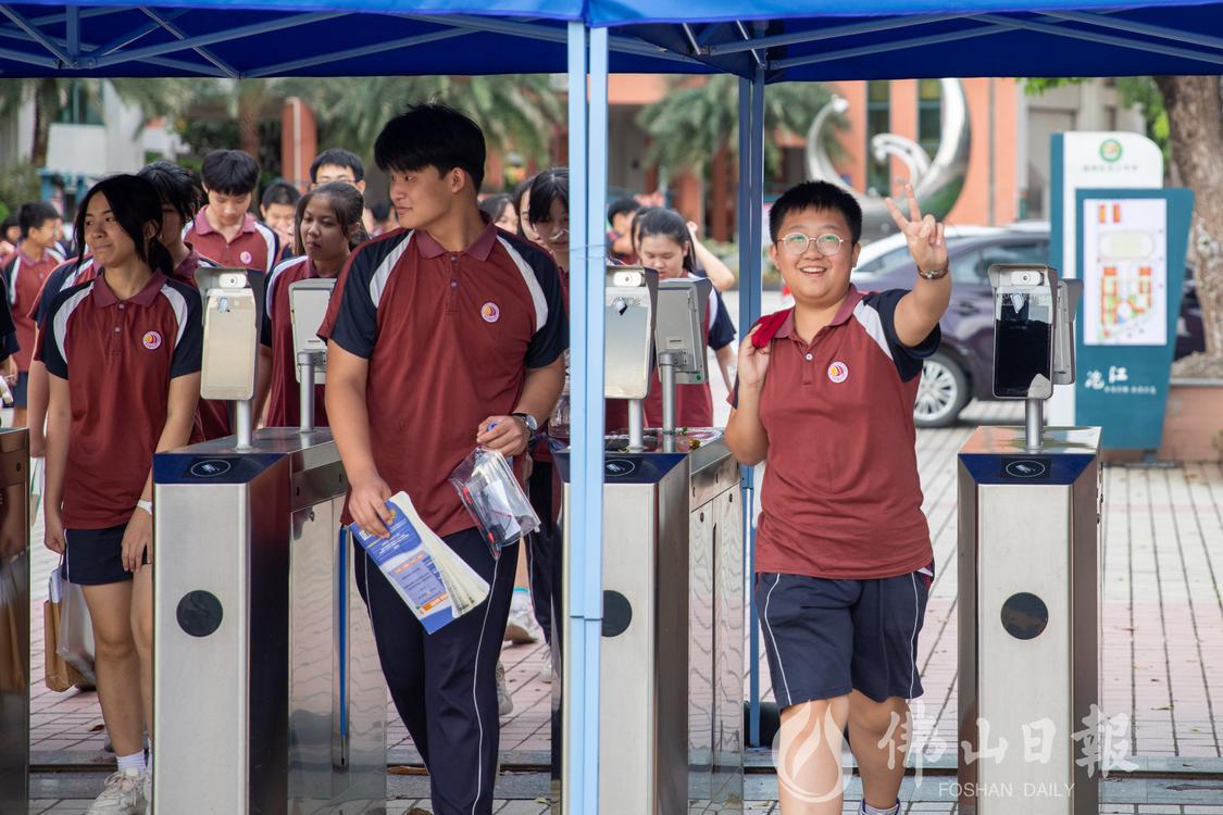 中考结束,高明德恒菁英学校考生走出高明沧(5402634)-20230628210927.jpg